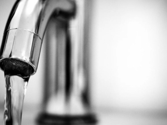 В результате коммунальной аварии в Апатитах без холодной воды осталось 818 человек