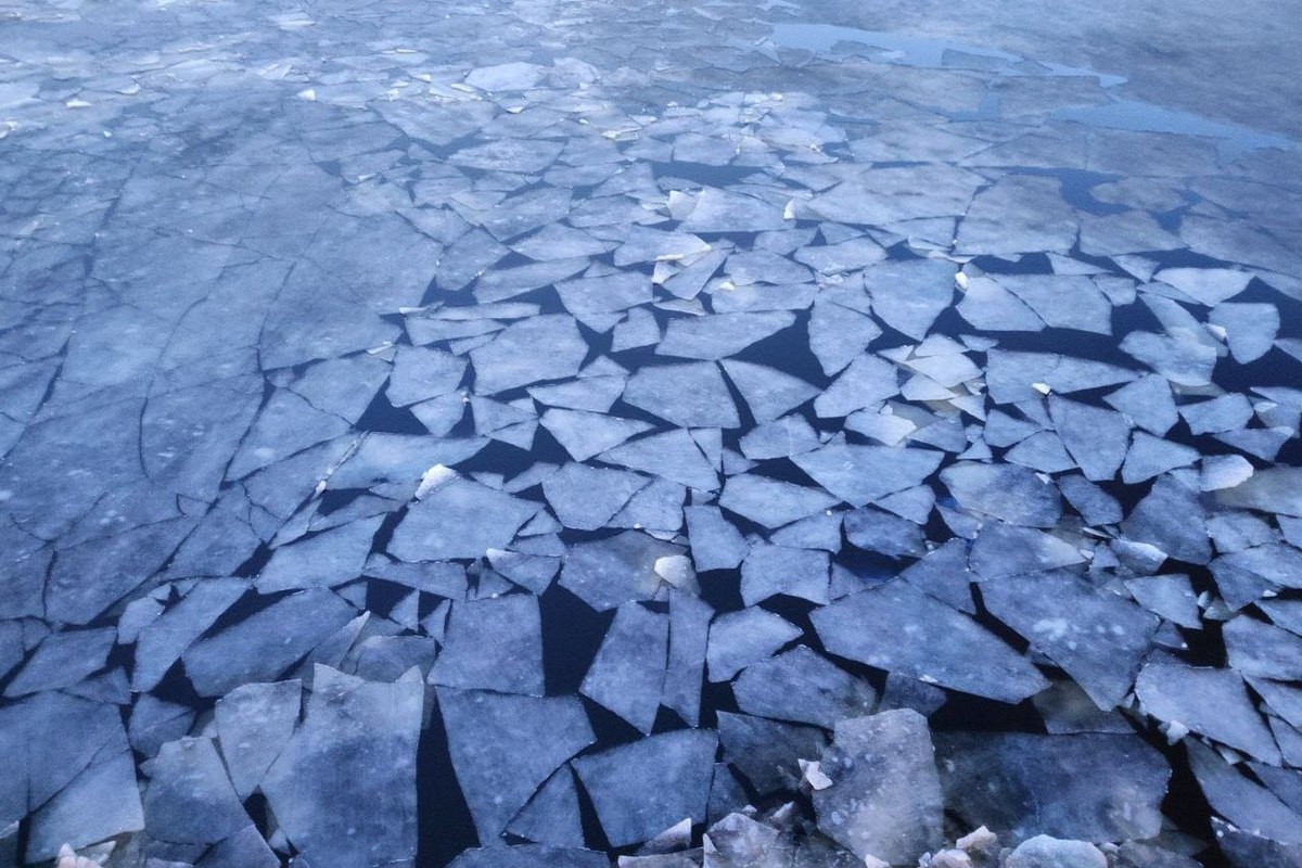 Лед на ладожском озере. Лед с Ладоги на Неве. Ладожский лед на Неве. Ладожский лед на Неве картинки.