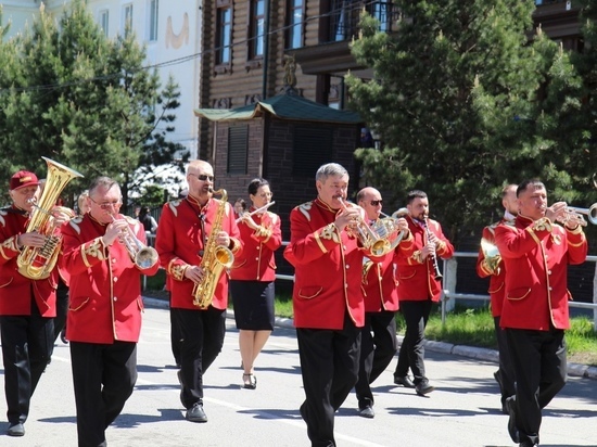 В Абакане концертному оркестру Штарка поменяли афишу, из-за «украинских» цветов