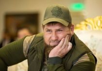 Глава Чеченской Республики Рамзан Кадыров выложил в своем ТГ-канале видео чеченского бойца Аюба Симбаригова, в котором тот «с передовой выступает с просьбой о Зеленском»