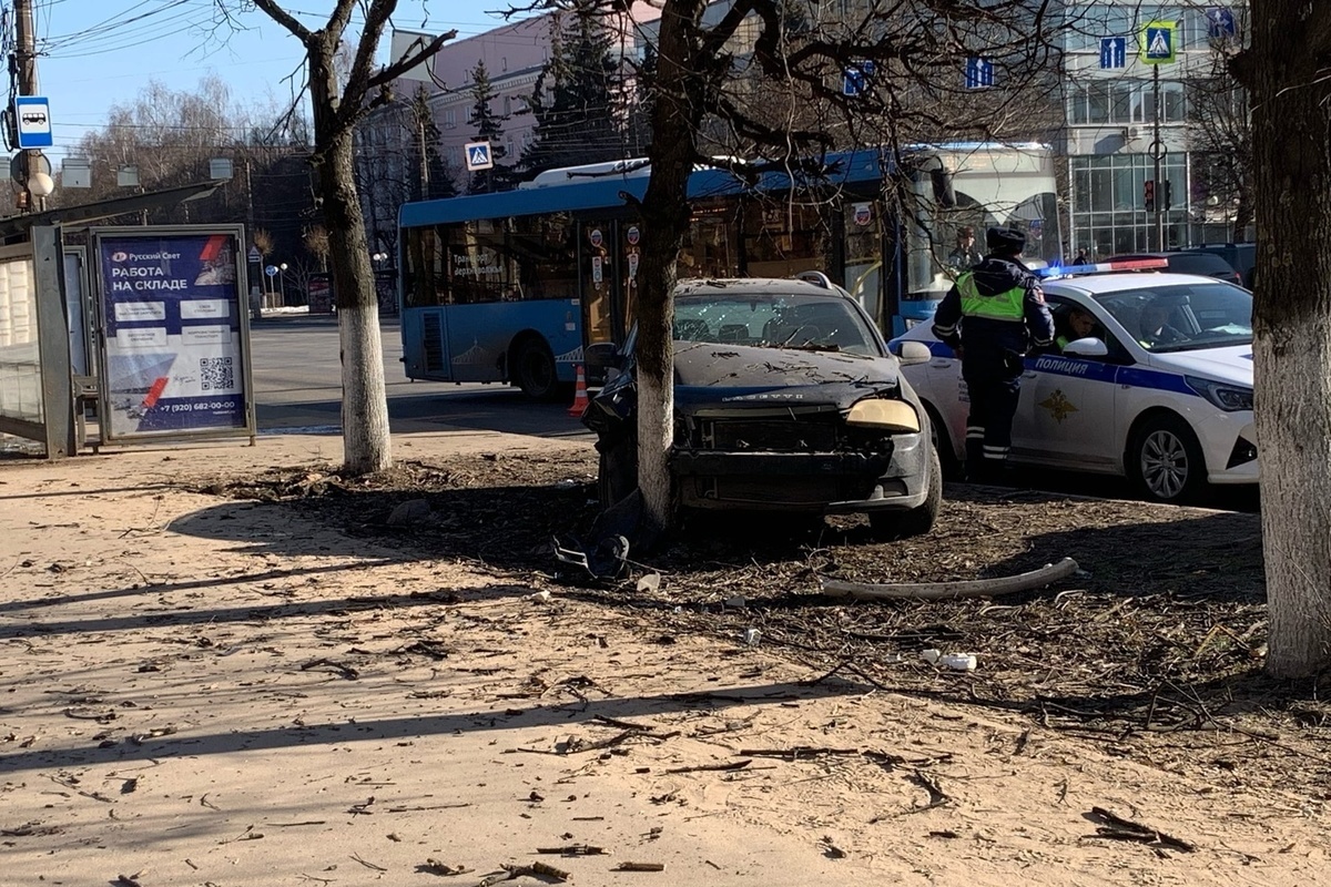 В Твери иномарка сбила на остановке пенсионера, который ждал автобус - МК  Тверь