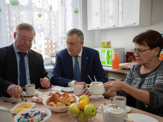Дрозденко пришел на новоселье к переселенцам из аварийного жилья в Ленобласти