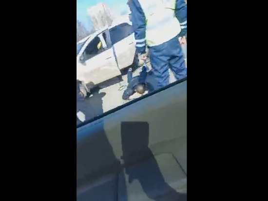 На улице Крупской в Рязани сняли на видео задержание двоих мужчин