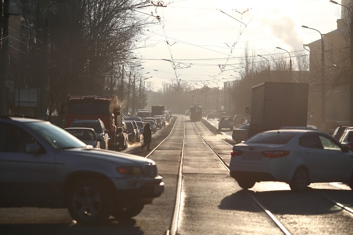 Волгоград высота последние новости. Битые дороги Весна. Тротуар на мосту. Дорога весной апрель. Волгоград ранняя Весна.