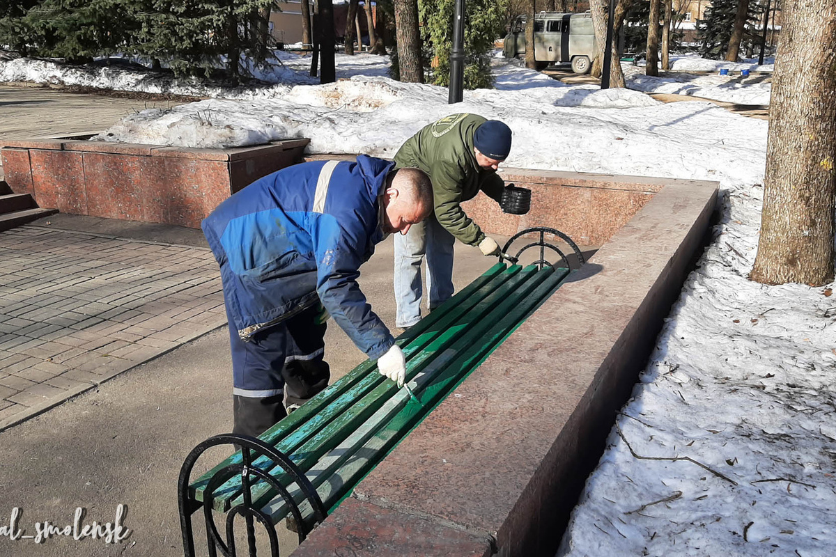 С весны не крашенная скамейка