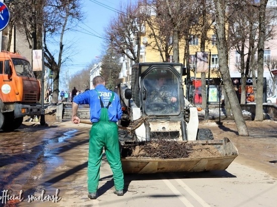 Смоленские коммунальщики чистят город после зимы