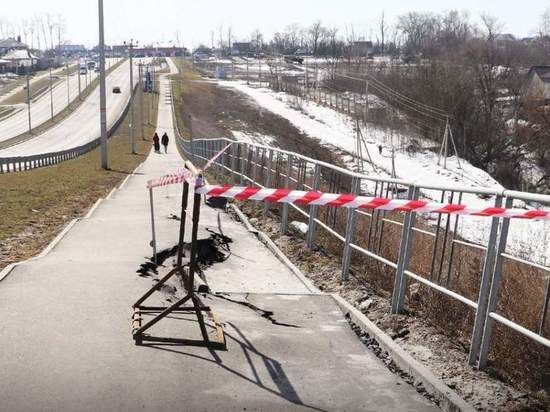 В Курске подрядчик к концу апреля восстановит провалившийся тротуар на Плевицкой