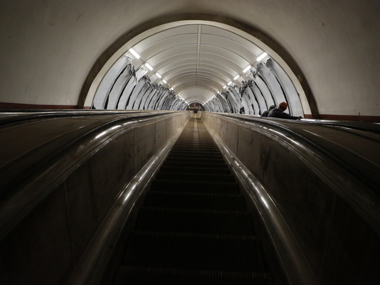 Выделенные на строительство новой ветки метро 300 млн рублей пустят на эскалаторы в Петербурге
