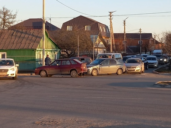 В Курске ДТП парализовало движение по улице Бойцов 9-й дивизии