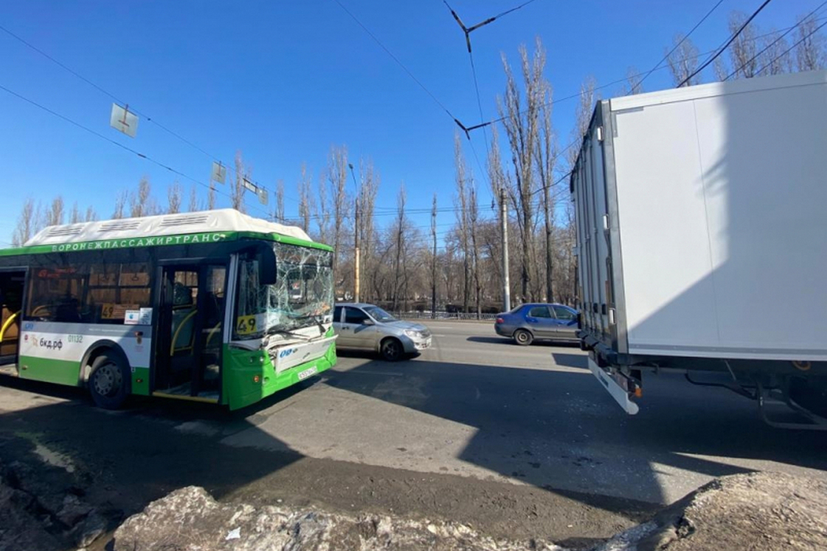 В славянске троллейбус с десятками пассажиров попал в дтп с грузовиком