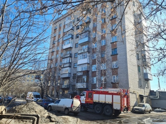 Восемь человек эвакуировались из горящего дома в центре Вологды