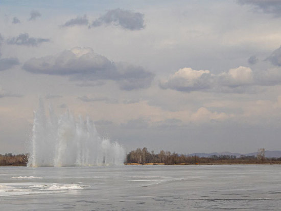  В Хакасии спасатели ликвидируют заторы на реке Абакан
