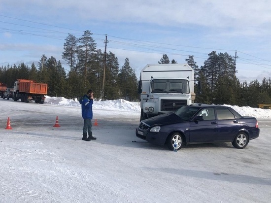В Ноябрьске в ДТП с грузовиком пострадали 2 человека из легковушки
