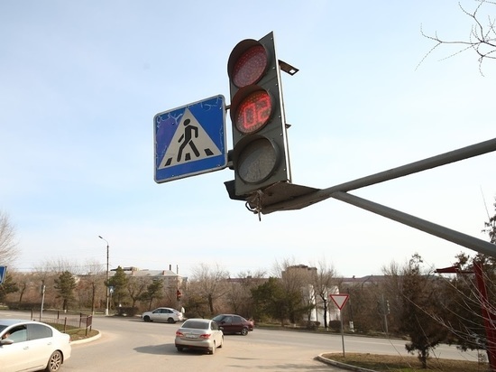 В Астрахани на улице Бориса Алексеева появляются новые светофоры