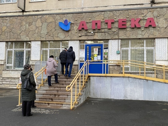 Петербуржцев попросили не скупать препараты в аптеках