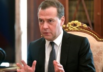 Своими ограничениями страны Запада пытаются настроить российских граждан против власти, однако, напротив, идёт консолидация, что является слабым местом «дурацких санкций», отметил заместитель главы Совета безопасности Дмитрий Медведев в беседе с РИА Новости