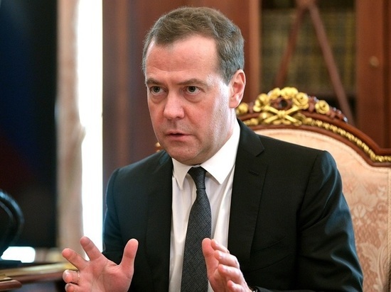 Медведев: Запад своими "дурацкими санкциями" консолидирует россиян