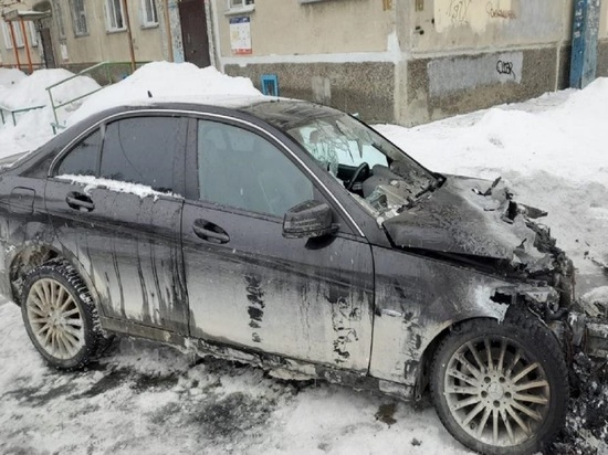 Mercedes-Benz сгорел перед детским садом под Новосибирском