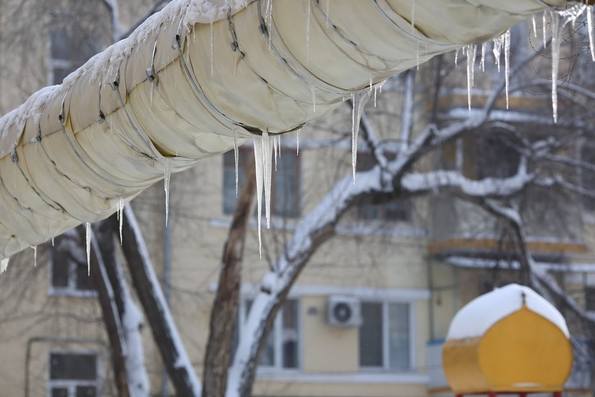 Учения по уборке сосуль в Москве. Непогода в Набате Волгоградской области показать.