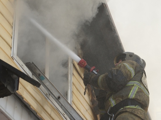 В Йошкар-Оле пожарные отстояли у огня двухквартирный дом