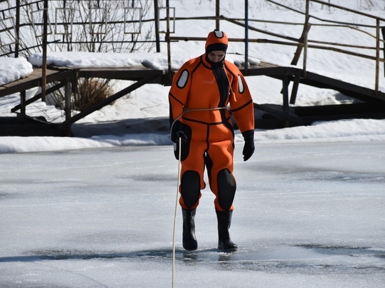 На льду водоемов Марий Эл становится больше опасных участков