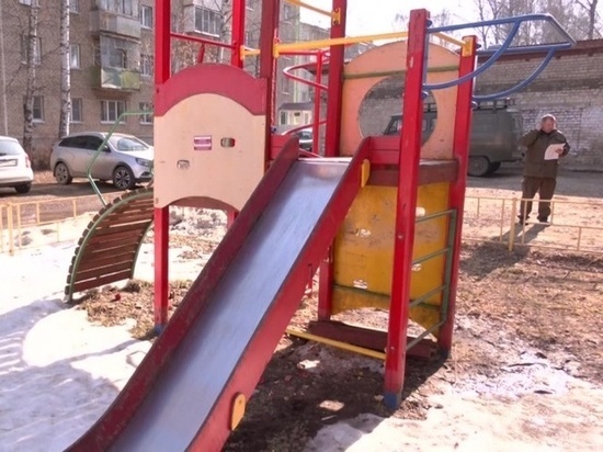 Костромские коммунальщики проверяют безопасность детских площадок