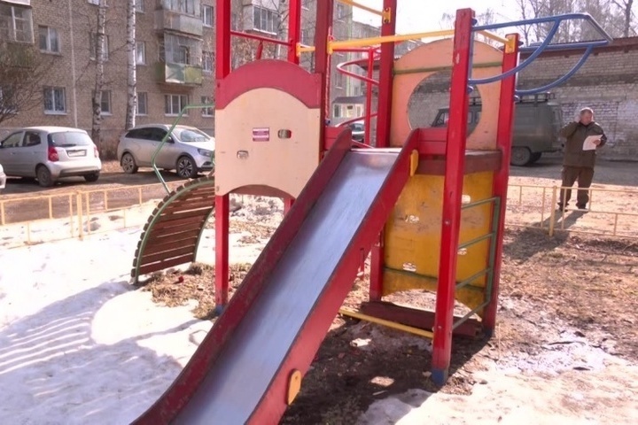 Костромские коммунальщики проверяют безопасность детских площадок
