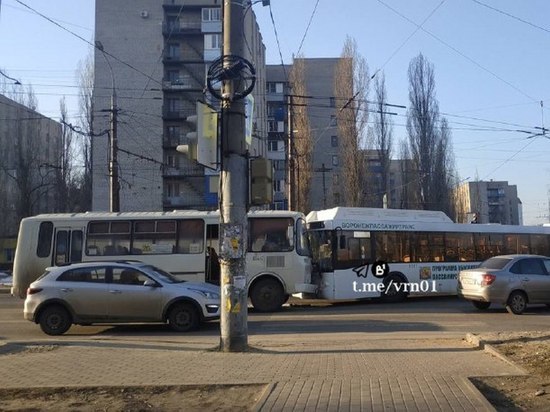 Появилось видео с лобовым столкновением двух пассажирских автобусов в Воронеже