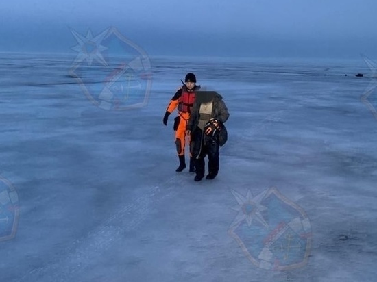 Спасатели помогли провалившемуся под лед мужчине на Ладожском озере