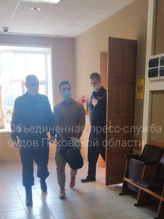 Около 77 млн рублей украла в Великих Лук группа мошенников