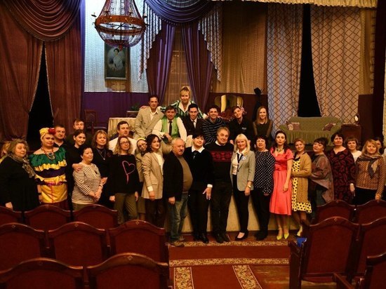Партийцы Серпухова поздравили актёров муниципального театра
