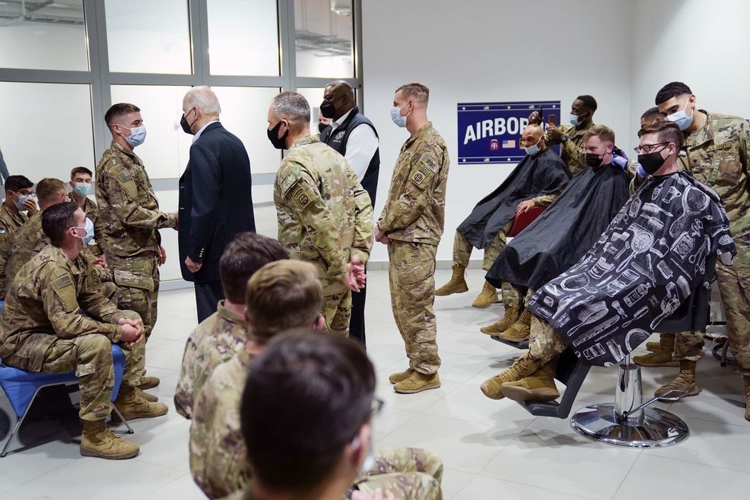 Пицца и простынки: странные кадры визита Байдена в Польшу