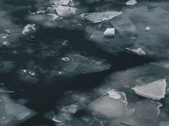 Житель Петрозаводска хотел быстрее попасть домой, но провалился под лед