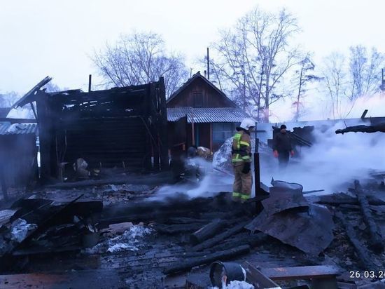 Жилой дом и надворные постройки сгорели в селе Зырянское Томской области