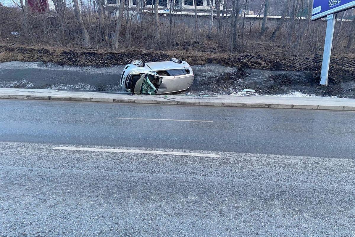 Что творится на дорогах. Опрокидывание автомобиля. Машина на дороге. ДТП Владивосток сегодняшний день.