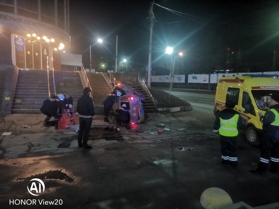 На Московском шоссе в Рязани Lada врезалась в лестницу у здания ПФР
