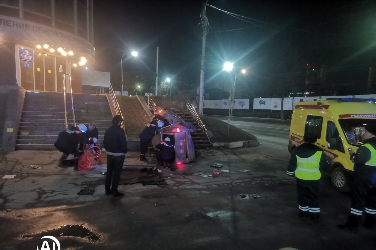 На Московском шоссе в Рязани Lada врезалась в лестницу у здания ПФР - МК  Рязань