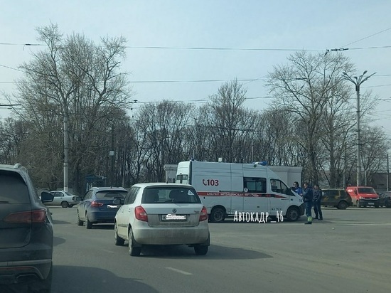 В Курске скорая помощь попала в ДТП возле танка