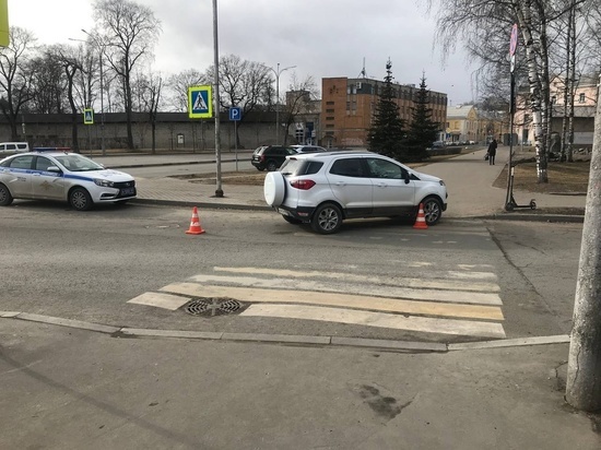 Два подростка на электросамокате попали под колеса автомобиля в Пскове