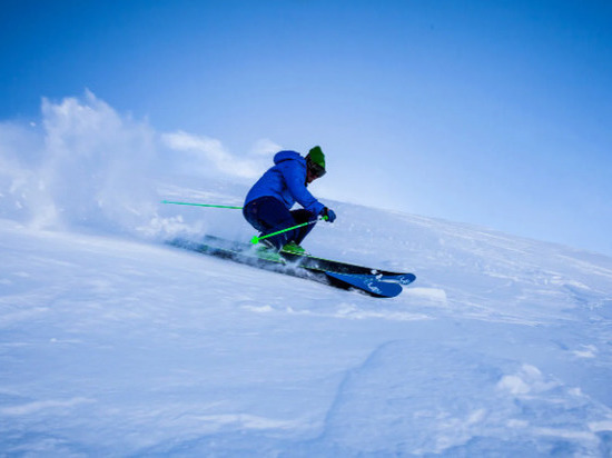 В Кировске разбился лыжник на горнолыжном склоне