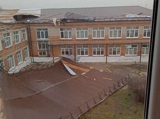 Ураганный ветер сорвал крышу школы в кубанском посёлке