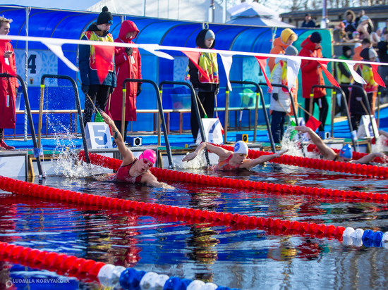 Чемпионат по зимнему плаванию в Петрозаводске завершился шоу