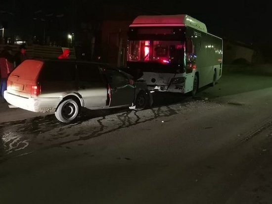Автобус и Volkswagen Passat столкнулись в Братске, пострадал мужчина
