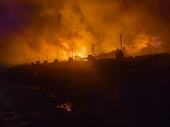 Накануне в Абакане пожарные почти 15 часов тушили металлобазу