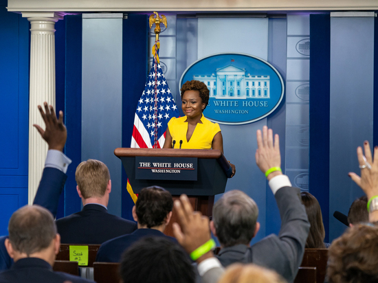 У сопровождавшей Байдена заместителя пресс-секретаря выявили COVID-19