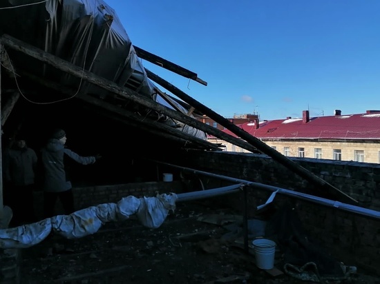 Ветер сорвал часть крыши в центре Петрозаводска