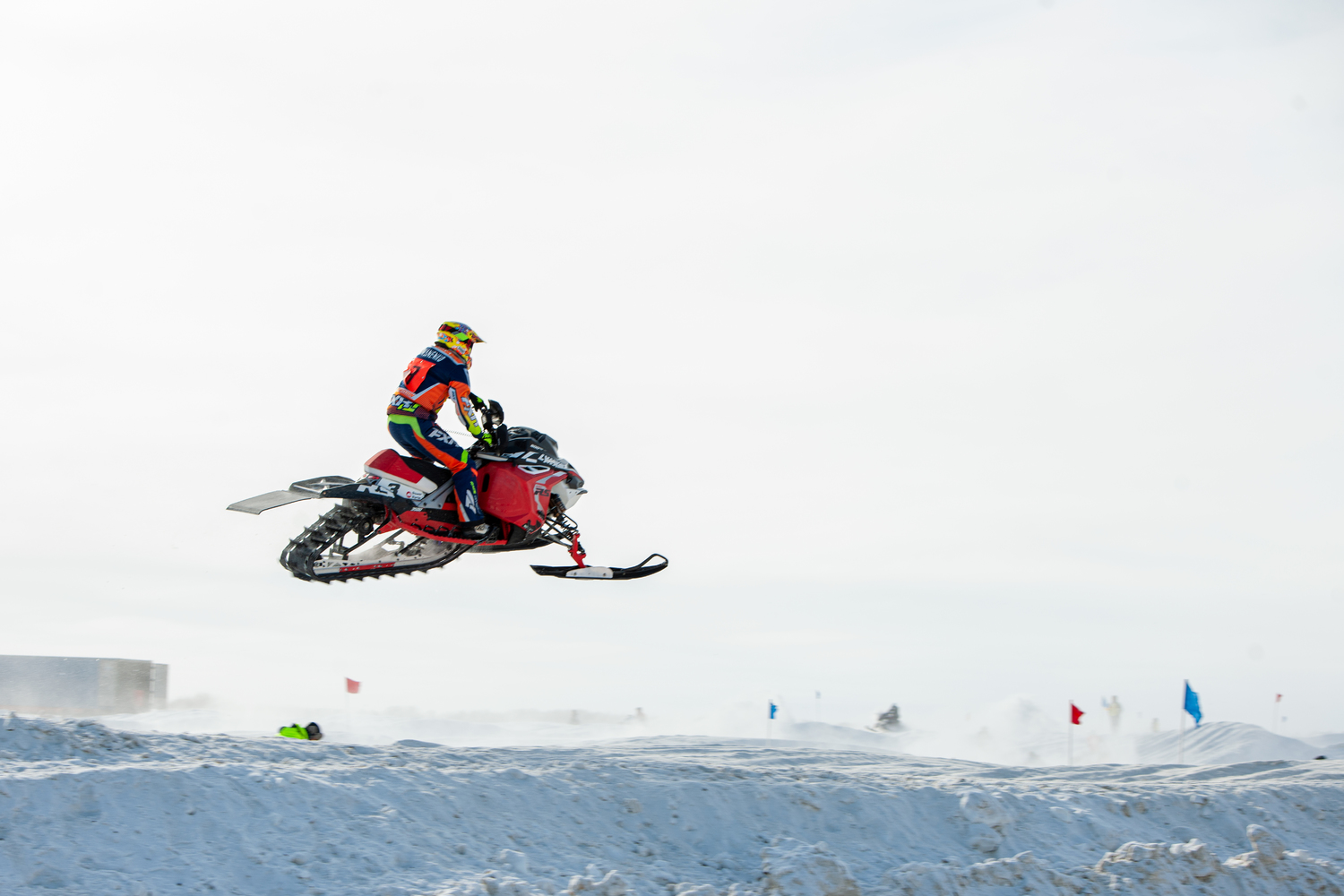Гонки на снегоходах прошли в Салехарде: фоторепортаж с экстремального чемпионата