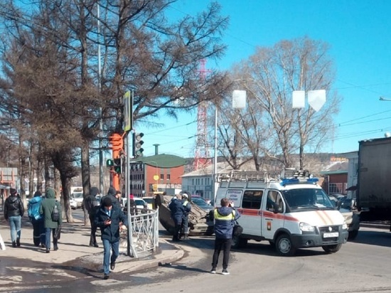 Автомобиль перевернулся на крышу в результате аварии около кемеровского моста