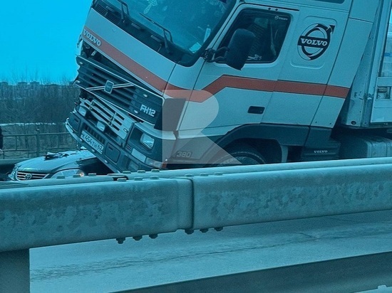 В ДТП с фурой на Солотчинском мосту в Рязани погиб один человек