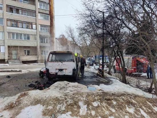 Во Владимире средь бела дня сгорел микроавтобус: есть пострадавшие